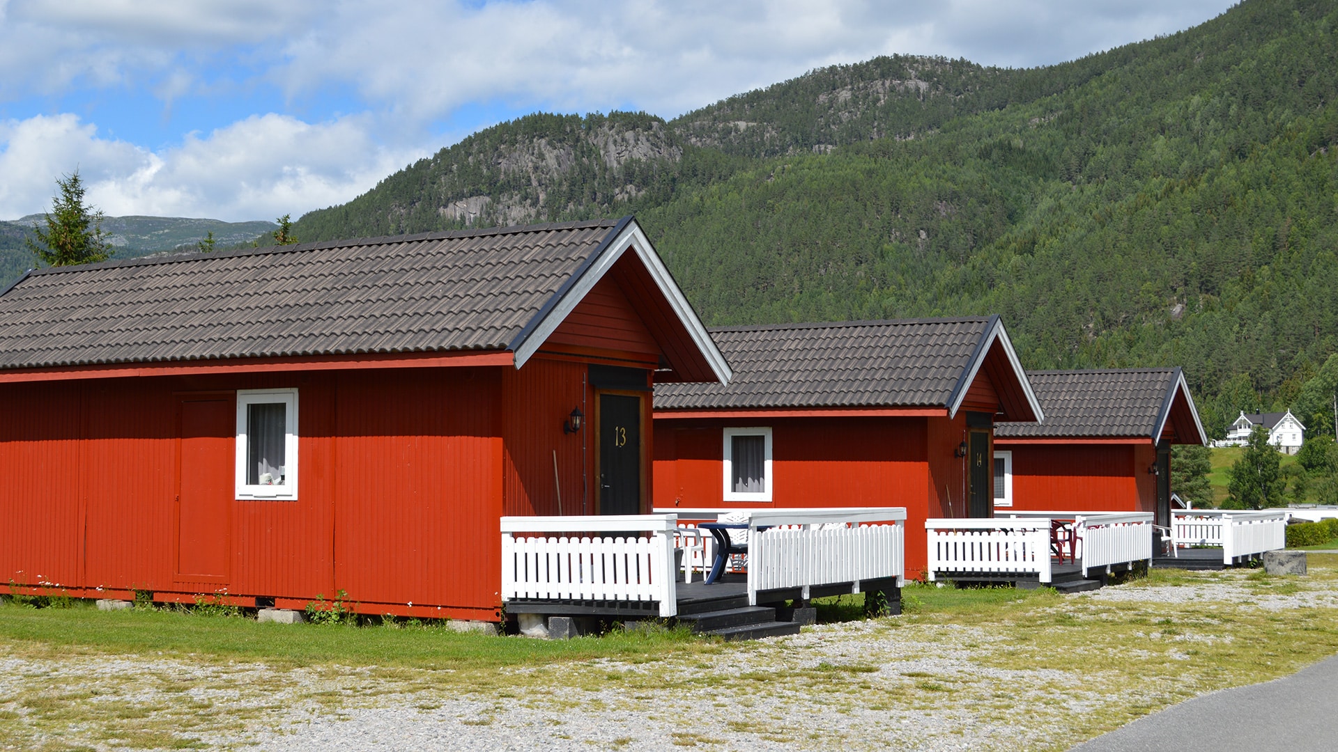 Cosy cabins for rent at Sanda Camping in Bø, Telemark - surrounded by forest, mountains and the Bøelva river. Comfortable cabins with kitchen, veranda and modern facilities for families and groups of friends.