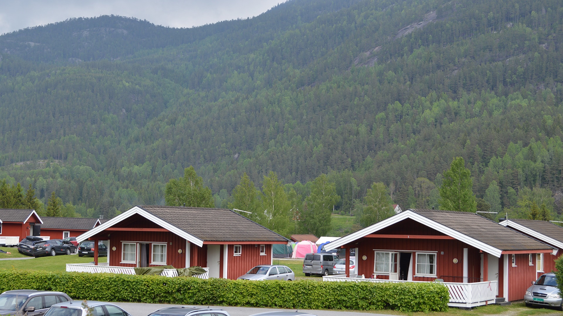 Spacious cabin for 6-7 people at Sanda Camping in Bø, Telemark - with two bedrooms, kitchen, veranda, internet and pet-friendly accommodation by the idyllic Bøelva river.