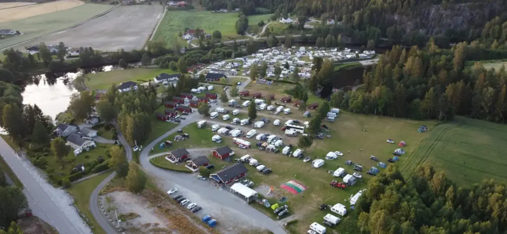 Koselige hytter, bobil- og teltplasser hos Sanda Camping i Bø, Telemark – opplev camping og hytteutleie ved naturskjønne Bøelva med moderne fasiliteter.