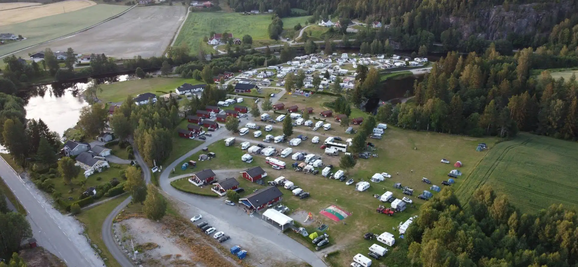 Gemütliche Hütten, Wohnmobil- und Zeltplätze auf Sanda Camping in Bø, Telemark - erleben Sie Camping und Hüttenvermietung am malerischen Fluss Bøelva mit modernen Einrichtungen.