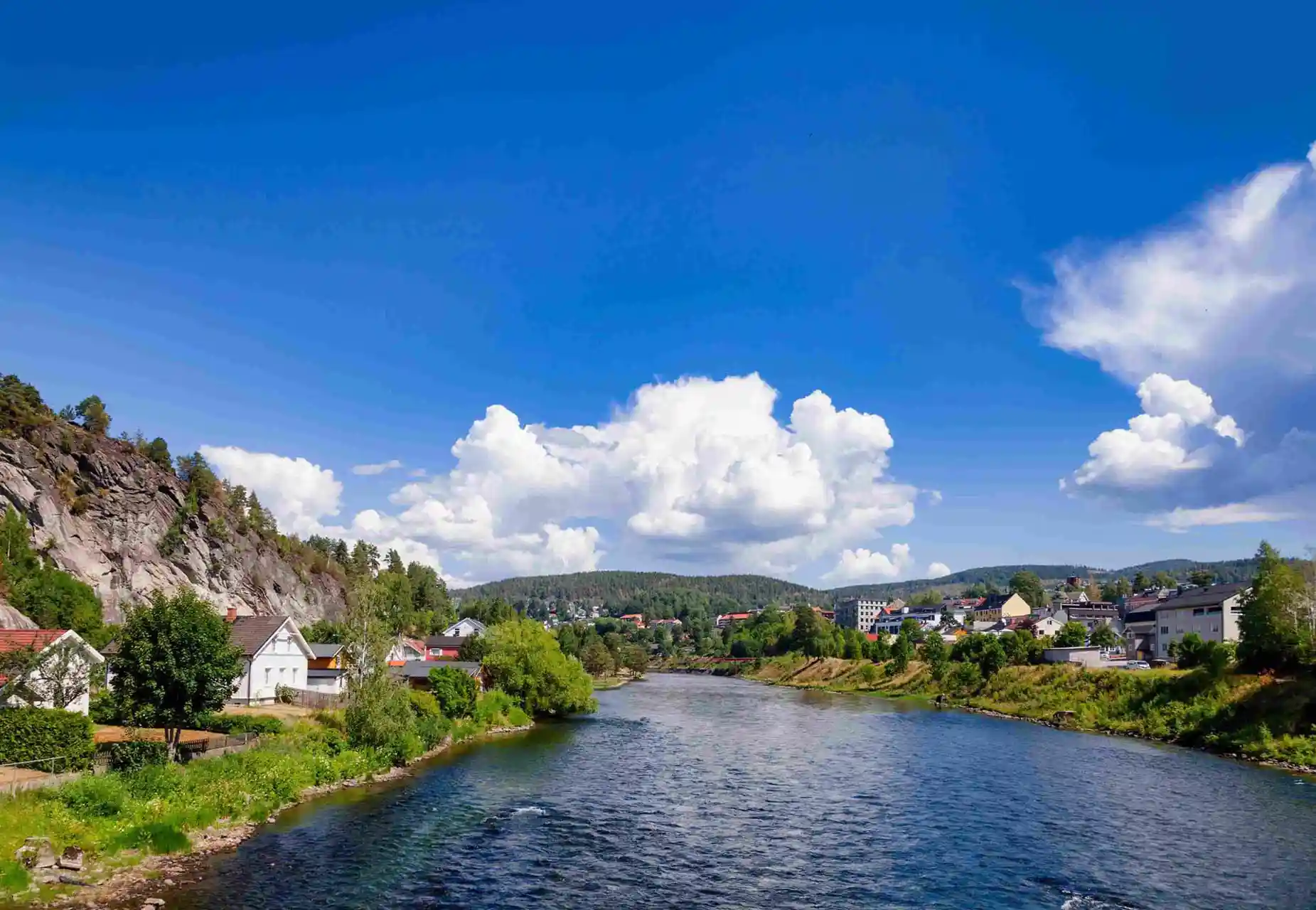 Camping nær Notodden hos Sanda Camping i Telemark – rolige omgivelser ved Bøelva med hytter, telt- og bobilplasser. Kort vei til Notodden, Heddal stavkirke og Lifjell.