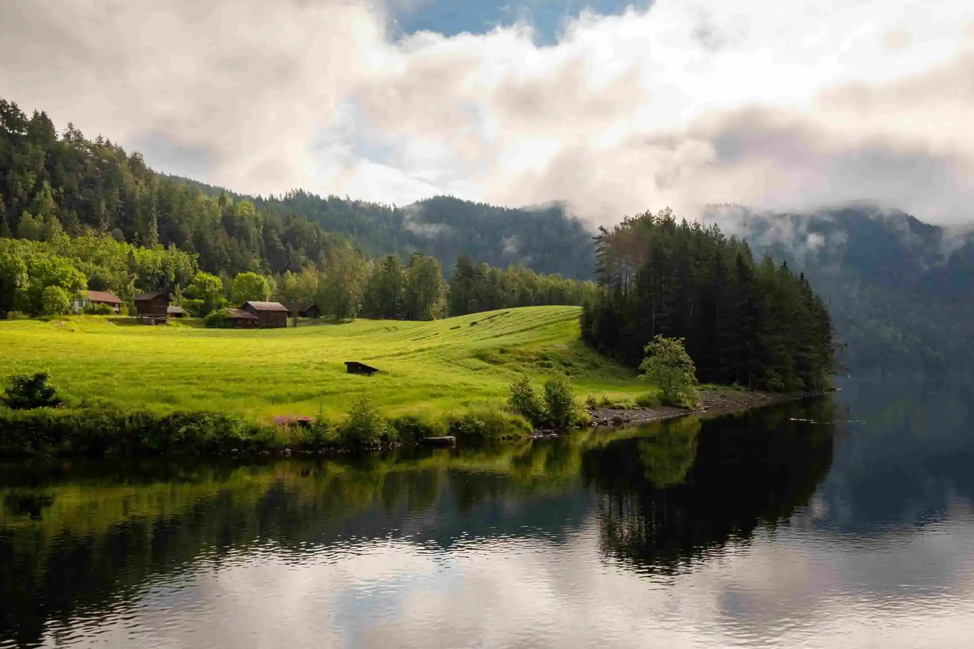 Overnatting nær Ulefoss på Sanda Camping i Telemark – koselige hytter og campingplasser ved Bøelva. Rolig beliggenhet, moderne fasiliteter og kort vei til Telemarkskanalen.