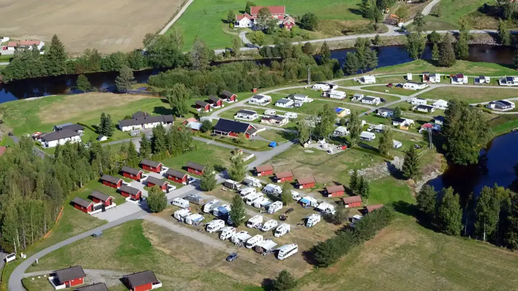 Dronefoto av Sanda Camping som viser hele anlegget og naturen rundt